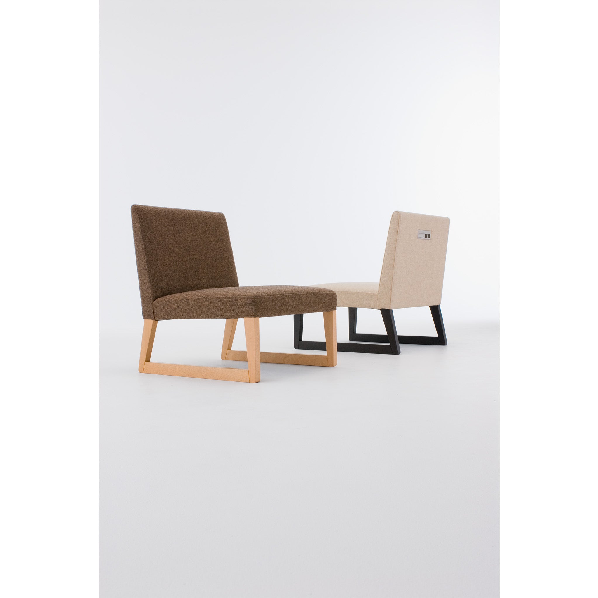 PM140_LEEVEN_low chair – ROCKSTONE